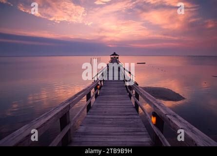 Belvédère au bout d'une jetée surplombant l'océan Atlantique ; Outer Banks, Caroline du Nord, États-Unis d'Amérique Banque D'Images