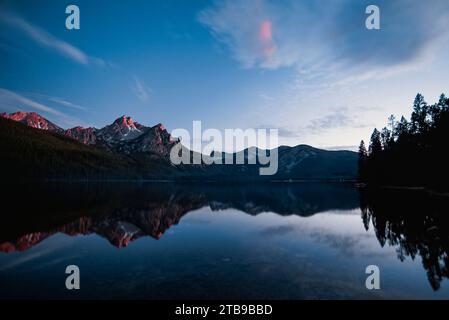 Vue crépusculaire de la chaîne Sawtooth reflétée sur le lac Sawtooth ; Idaho, États-Unis d'Amérique Banque D'Images