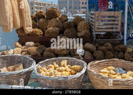 Éponge de mer naturelle à vendre avec étiquette de prix au banc de magasin extérieur en Grèce. Pile d'éponge organique sèche entière ou en morceaux. Bain, spa, soins de santé. Banque D'Images