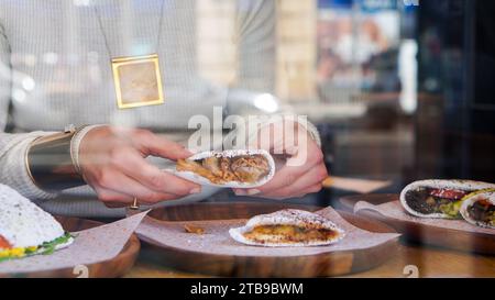 Gros plan de sandwich au tapioca avec des fruits dans les mains Banque D'Images