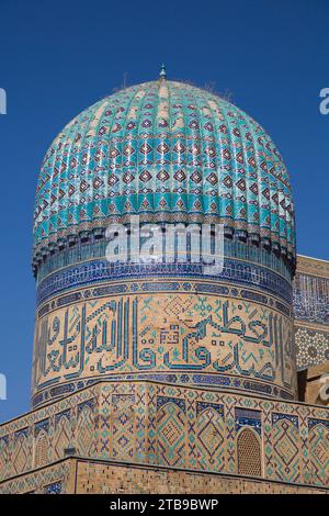 Extérieur de la coupole sur le toit de la mosquée Bibi-Khanym, construite de 1399 à 1405 ; Samarkand, Ouzbékistan Banque D'Images