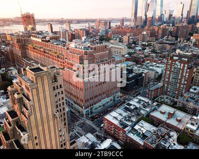 New York, États-Unis - 15 novembre 2019 : New York City Skylines au coucher du soleil et au siège social de Google à New York Banque D'Images