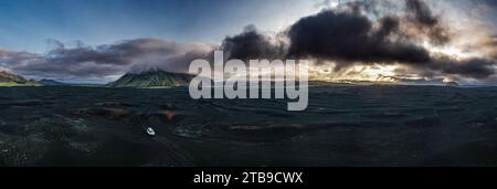 Des paysages bizarres et surréalistes se révèlent aux visiteurs de la région autour de Landmannalaugar, dans les hauts plateaux du sud de l'Islande. Banque D'Images