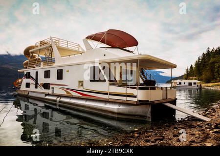 Péniches stationnées à un quai sur la rive du lac Shuswap ; lac Shuswap, Colombie-Britannique, Canada Banque D'Images