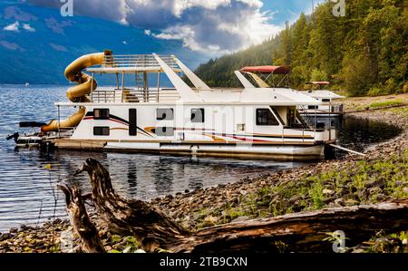 Péniches stationnées à un quai sur la rive du lac Shuswap ; lac Shuswap, Colombie-Britannique, Canada Banque D'Images