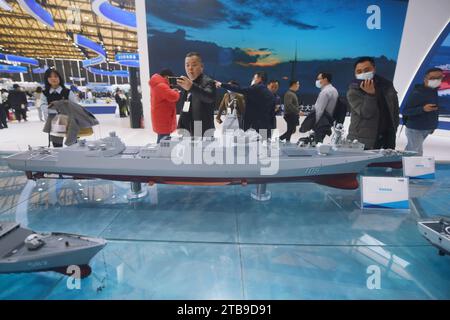 Shanghai, Chine. 05 décembre 2023. Les spectateurs regardent un modèle du destroyer de missiles guidés Type 055 fabriqué localement au Marintec China 2023 à Shanghai, en Chine, le 5 décembre 2023. (Photo Costfoto/NurPhoto) crédit : NurPhoto SRL/Alamy Live News Banque D'Images