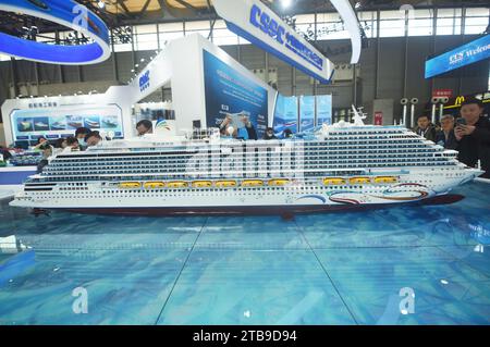 Shanghai, Chine. 05 décembre 2023. Les visiteurs regardent le modèle d’IDA Modu, le premier grand navire de croisière construit au pays, à bord du Marintec China 2023 à Shanghai, en Chine, le 5 décembre 2023. (Photo Costfoto/NurPhoto) crédit : NurPhoto SRL/Alamy Live News Banque D'Images