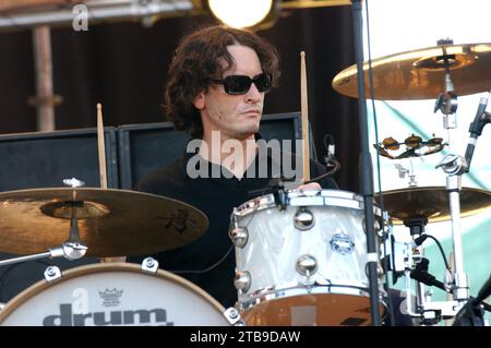 Imola Italie 2002-06-15 : Giorgio Prette batteur du groupe Afterhours lors du concert au Heineken Jammin Festival 2002 Banque D'Images