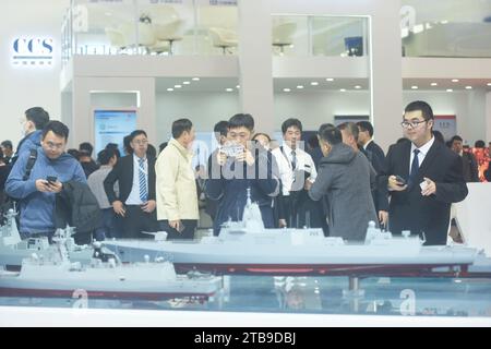 Shanghai, Chine. 05 décembre 2023. Les spectateurs regardent un modèle du destroyer de missiles guidés Type 055 fabriqué en Chine au Marintec China 2023 à Shanghai, en Chine, le 5 décembre 2023. (Photo Costfoto/NurPhoto) crédit : NurPhoto SRL/Alamy Live News Banque D'Images