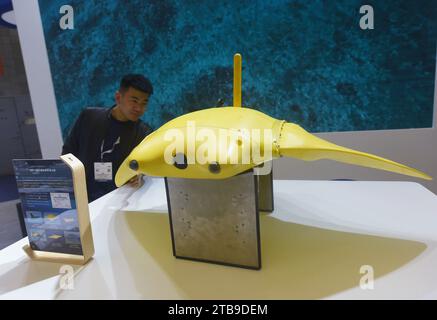Shanghai, Chine. 05 décembre 2023. Les spectateurs regardent le submersible à corps mou intégré de type « Slip-Diving » au Marintec China 2023 à Shanghai, en Chine, le 5 décembre 2023. (Photo Costfoto/NurPhoto) crédit : NurPhoto SRL/Alamy Live News Banque D'Images