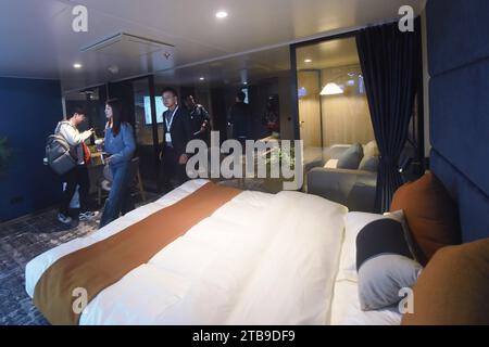 Shanghai, Chine. 05 décembre 2023. Les visiteurs regardent la cabine avec vue sur la mer du premier grand navire de croisière fabriqué localement à bord du Marintec China 2023 à Shanghai, en Chine, le 5 décembre 2023. (Photo Costfoto/NurPhoto) crédit : NurPhoto SRL/Alamy Live News Banque D'Images