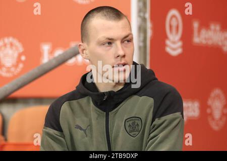 Blackpool, Royaume-Uni. 05 décembre 2023. Kacper ?opata #4 de Barnsley arrive lors du Bristol Street Motors Trophy Match Blackpool vs Barnsley à Bloomfield Road, Blackpool, Royaume-Uni, le 5 décembre 2023 (photo par Alfie Cosgrove/News Images) à Blackpool, Royaume-Uni le 12/5/2023. (Photo Alfie Cosgrove/News Images/Sipa USA) crédit : SIPA USA/Alamy Live News Banque D'Images