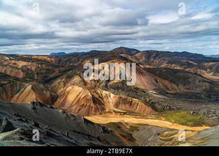 Vue d'ensemble spectaculaire de Landmannalaugar dans les hautes terres de l'Islande Banque D'Images