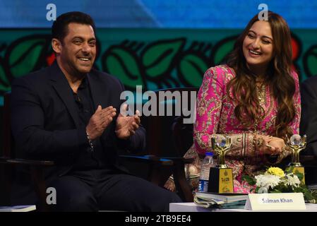 Kolkata, Inde. 05 décembre 2023. Les acteurs de Bollywood Salman Khan et Sonakshi Sinha assistent à l'inauguration du 29e Festival international du film de Kolkata à Kolkata, en Inde, le 5 décembre 2023. (Photo de Debajyoti Chakraborty/NurPhoto)0 crédit : NurPhoto SRL/Alamy Live News Banque D'Images