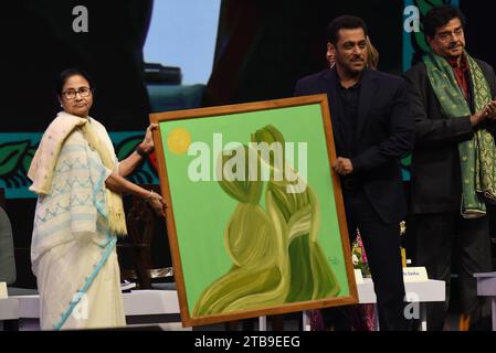 Kolkata, Inde. 05 décembre 2023. Le ministre en chef du Bengale occidental, Mamata Banerjee, présente une peinture à l'huile à l'acteur vedette de Bollywood Salman Khan lors de l'inauguration du 29e Festival international du film de Kolkata à Kolkata, en Inde, le 5 décembre 2023. (Photo de Debajyoti Chakraborty/NurPhoto)0 crédit : NurPhoto SRL/Alamy Live News Banque D'Images