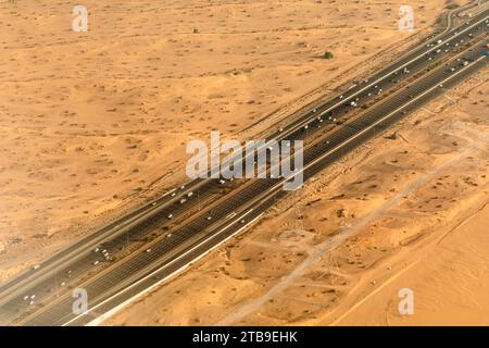 Vue aérienne de l'autoroute de Dubaï dans le désert Banque D'Images