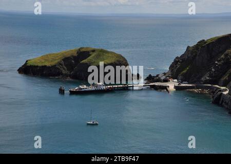 Le ferry MS Oldenburg d'Ilfracombe amarré au quai sur l'île de Lundy, située au large de la côte nord du Devon, pour une journée à explorer l'île Banque D'Images