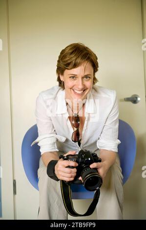 Portrait d'une femme photographe avec son appareil photo ; Venise, Californie, États-Unis d'Amérique Banque D'Images