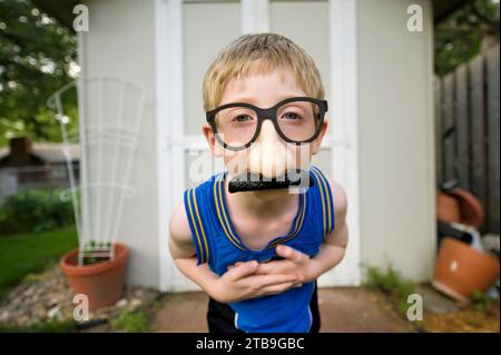 Jeune garçon porte un déguisement humoristique ; Elkhorn, Nebraska, États-Unis d'Amérique Banque D'Images