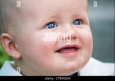 Portrait rapproché d'un bébé garçon aux cheveux blonds et aux yeux bleus ; Lincoln, Nebraska, États-Unis d'Amérique Banque D'Images