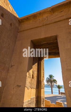 Vue par la porte de sortie au Temple d'Isis à Philae Island ; Assouan, Egypte, Afrique Banque D'Images