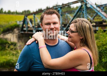 Portrait rapproché d'un couple lors d'une promenade dans la nature dans un parc ; Edmonton, Alberta, Canada Banque D'Images