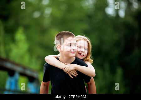 Portrait de frère et sœur embrassant ; Edmonton, Alberta, Canada Banque D'Images