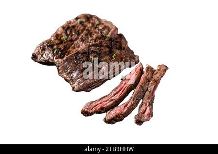 Steak traditionnel de jupe de barbecue tranché sur une planche à découper. Isolé, fond blanc Banque D'Images