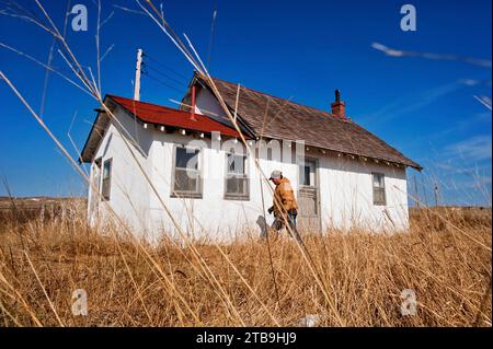 Man explore une école abandonnée d'une seule pièce dans les Sandhills du Nebraska, États-Unis ; Sandhills, Nebraska, États-Unis d'Amérique Banque D'Images