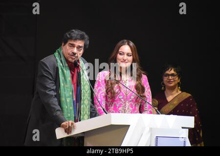 L'acteur Bollywood devenu politicien Shatrughan Sinha (à gauche) et l'actrice Bollywood Sonakshi Sinha (à droite) s'adressant à la fonction inaugurale de la 29e édition du Festival international du film de Kolkata (KIFF 29), organisé par le Département de l'information et des affaires culturelles du gouvernement du Bengale occidental, qui se tiendra du 5 au 12 décembre 2023 à Kolkata, la capitale culturelle de l'État du Bengale occidental. Ce festival est accrédité par la Fédération internationale des associations de producteurs de films ou FIAPF. (Photo de Biswarup Ganguly/Pacific Press) Banque D'Images