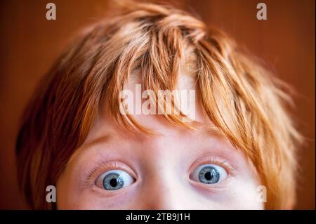 Gros plan d'une jeune rousse aux yeux bleus larges ; Studio Banque D'Images