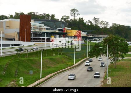 Trafic en front de Alta Plaza Mall, Panama, République du Panama, Amérique centrale Banque D'Images