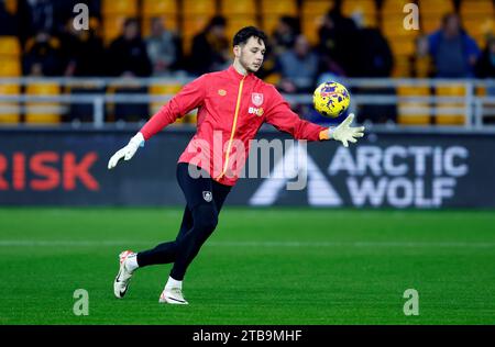 Le gardien de but de Burnley James Trafford se réchauffe avant le match de Premier League au Molineux Stadium, Wolverhampton. Date de la photo : mardi 5 décembre 2023. Banque D'Images