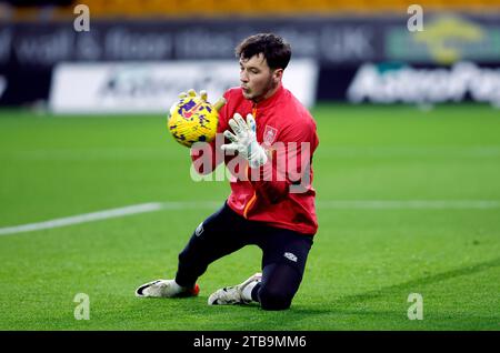 Le gardien de but de Burnley James Trafford se réchauffe avant le match de Premier League au Molineux Stadium, Wolverhampton. Date de la photo : mardi 5 décembre 2023. Banque D'Images