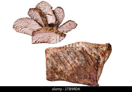 Steak de bœuf sec Wagyu Tri Tip vieilli au barbecue sur une assiette avec du sel rose. Isolé, fond blanc Banque D'Images