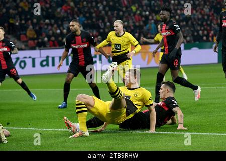 Leverkusen, Deutschland. 03 décembre 2023. Fussball ; Spieltag 13 ; 1. Bundesliga ; saison 2023/2024, Bayer Leverkusen gegen Borussia Dortmund am 03.12.2023 à Leverkusen. UBz : 26 Julian Ryerson, Borussia Dortmund, erzielt das Tor zum 0:1. 34 granit Xhaka, unten Bayer Leverkusen, kann nicht mehr eingreifen, crédit : dpa/Alamy Live News Banque D'Images