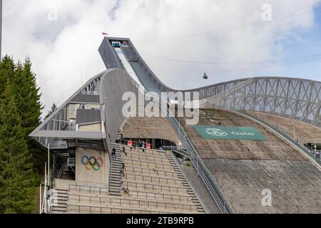 Une photo de la colline de saut à ski Holmenkollen à Oslo. Banque D'Images