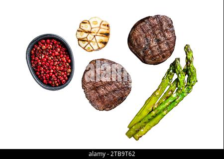 Filet mignon Steak grillé aux asperges, filet de bœuf. Isolé, fond blanc Banque D'Images