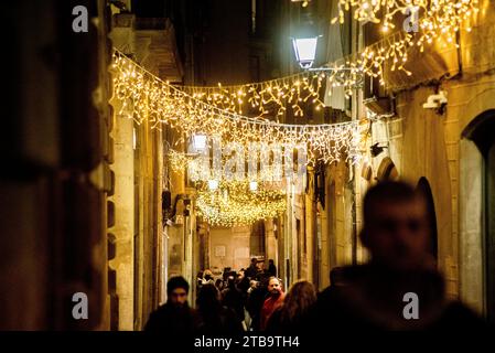 Barcelone, Espagne. 5 décembre 2023, Barcelone, Espagne : les gens marchent le long d'une ruelle décorée de lumières de noël dans le quartier gothique de Barcelone. Crédit : Jordi Boixareu/Alamy Life News Banque D'Images