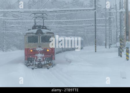 Trains électriques près de la forêt enneigée profonde à Chotycany CZ 12 02 2023 Banque D'Images