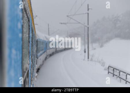 Trains électriques près de la forêt enneigée profonde à Chotycany CZ 12 02 2023 Banque D'Images