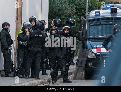 Barcelone, Espagne. 30 novembre 2023. L'équipe d'intervention, attendant d'entrer dans le bâtiment. Plus de 300 membres des Mossos d'Esquadra et de la Guardia Urbana sont intervenus dans l'expulsion d'El Kubo et de la Ruina. Les bâtiments ont finalement été évacués. Un total de 7 squatters étaient à l'intérieur à l'époque. (Photo Mario Coll/SOPA Images/Sipa USA) crédit : SIPA USA/Alamy Live News Banque D'Images