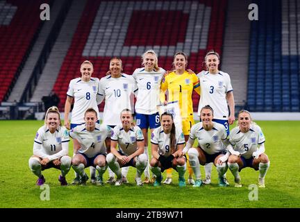 Georgia Stanway, Lauren James, Esme Morgan, Mary Earps, Niamh Charles, Lauren Hemp, Keira Walsh, Beth Mead, Fran Kirby, Lucy Bronze et Alex Greenwood posent pour une photo sur le terrain avant le match du Groupe A1 de la Ligue des nations féminines de l'UEFA à Hampden Park, Glasgow. Date de la photo : mardi 5 décembre 2023. Banque D'Images