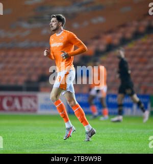 Blackpool, Royaume-Uni. 05 décembre 2023. Jake Beesley #18 de Blackpool, lors du Bristol Street Motors Trophy Match Blackpool vs Barnsley à Bloomfield Road, Blackpool, Royaume-Uni, le 5 décembre 2023 (photo de Cody Froggatt/News Images) à Blackpool, Royaume-Uni le 12/5/2023. (Photo de Cody Froggatt/News Images/Sipa USA) crédit : SIPA USA/Alamy Live News Banque D'Images