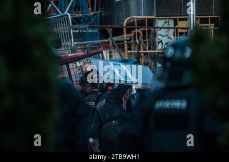 Barcelone, Espagne. 30 novembre 2023. Les Mossos d'Esquadra (policiers) se protègent avec des boucliers contre la pierre, le fer et la peinture qui leur sont lancés par des squatters. Plus de 300 membres des Mossos d'Esquadra et de la Guardia Urbana sont intervenus dans l'expulsion d'El Kubo et de la Ruina. Les bâtiments ont finalement été évacués. Un total de 7 squatters étaient à l'intérieur à l'époque. (Image de crédit : © Mario Coll/SOPA Images via ZUMA Press Wire) USAGE ÉDITORIAL SEULEMENT! Non destiné à UN USAGE commercial ! Banque D'Images