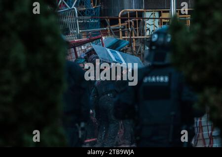 Barcelone, Espagne. 30 novembre 2023. Les Mossos d'Esquadra (policiers) se protègent avec des boucliers contre la pierre, le fer et la peinture qui leur sont lancés par des squatters. Plus de 300 membres des Mossos d'Esquadra et de la Guardia Urbana sont intervenus dans l'expulsion d'El Kubo et de la Ruina. Les bâtiments ont finalement été évacués. Un total de 7 squatters étaient à l'intérieur à l'époque. (Image de crédit : © Mario Coll/SOPA Images via ZUMA Press Wire) USAGE ÉDITORIAL SEULEMENT! Non destiné à UN USAGE commercial ! Banque D'Images