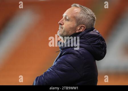 Blackpool, Royaume-Uni. 05 décembre 2023. Neil Critchley Manager de Blackpool réagit lors du Bristol Street Motors Trophy Match Blackpool vs Barnsley à Bloomfield Road, Blackpool, Royaume-Uni, le 5 décembre 2023 (photo de Alfie Cosgrove/News Images) à Blackpool, Royaume-Uni le 12/5/2023. (Photo Alfie Cosgrove/News Images/Sipa USA) crédit : SIPA USA/Alamy Live News Banque D'Images