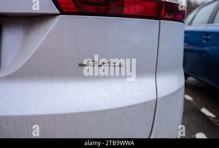 Gothenburg, Suède - novembre 13 2022 : logo DHL à l'arrière d'une voiture grise Banque D'Images