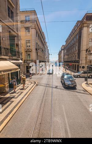 Lisboa, Portugal - juillet 24 2016 : rues typiques du centre-ville de Lisboa. Banque D'Images