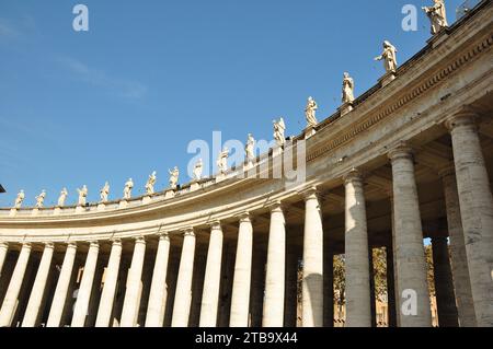 Colonnades et statues du Bernin, Vatican, Rome Italie Banque D'Images
